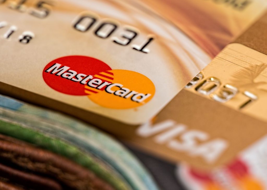 Nettishoppailun plussat ja miinukset,
Buyer Protection by MasterCard Credit (Kuva: Pexels)