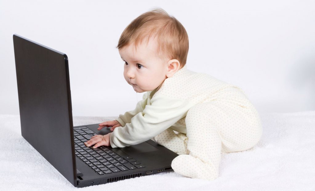 Äitiys: Vauvavuoden tabuja, vauva ja tietokone