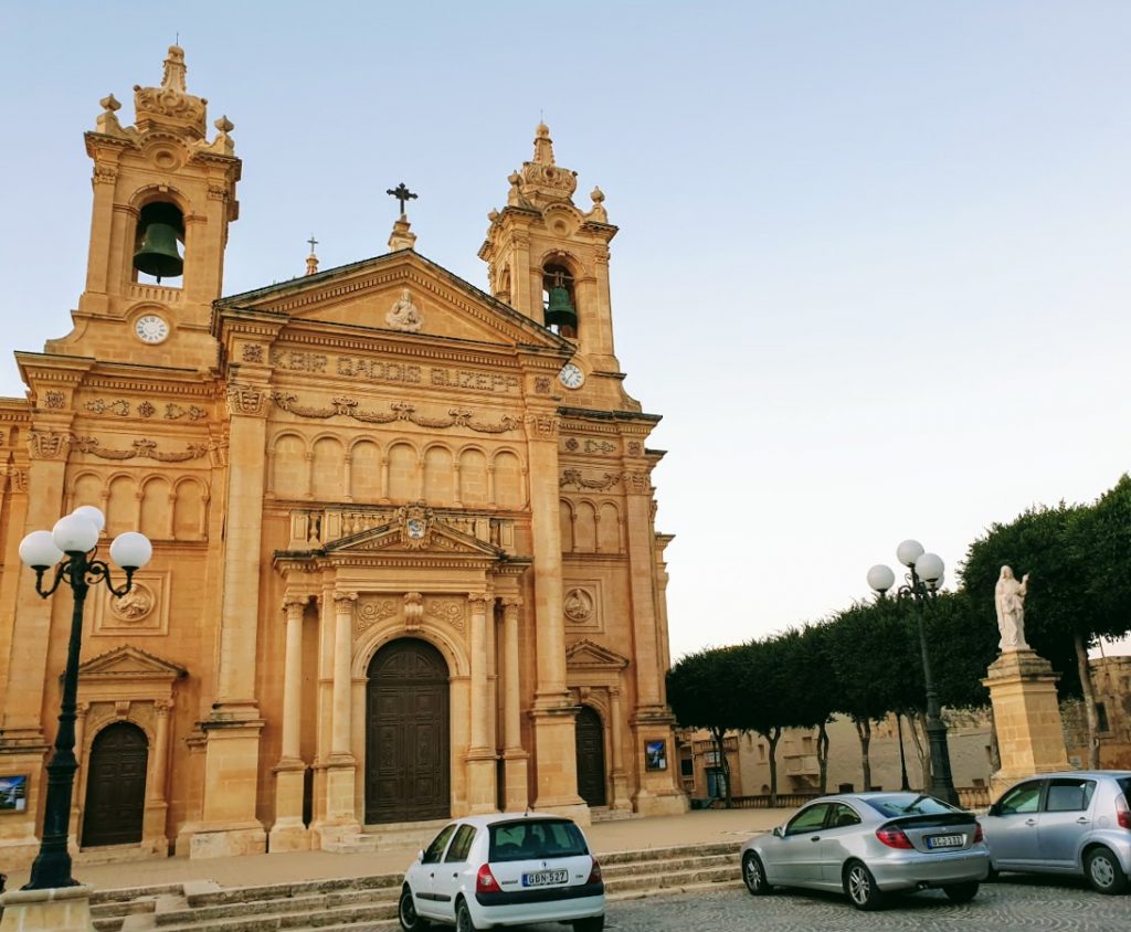 Koti Gozolla, Qalan kirkko