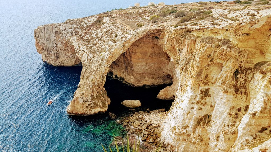 Uudet ympyrät - uusi koti Maltalla, Blue Grotto, Zurrieq