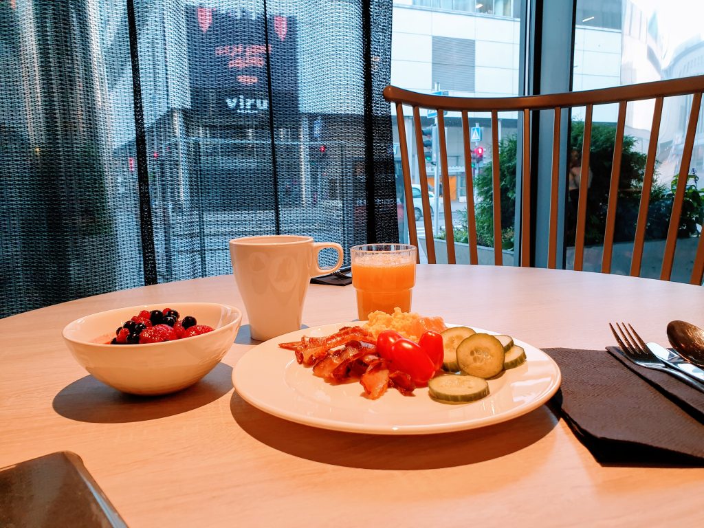 Uran mutkat - urakehitys, aamiainen Tallink City Hotellissa