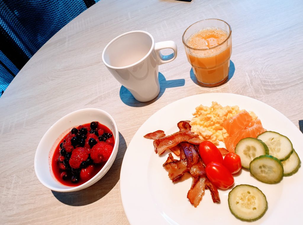 Uran mutkat - urakehitys, aamiainen Tallink City Hotellissa