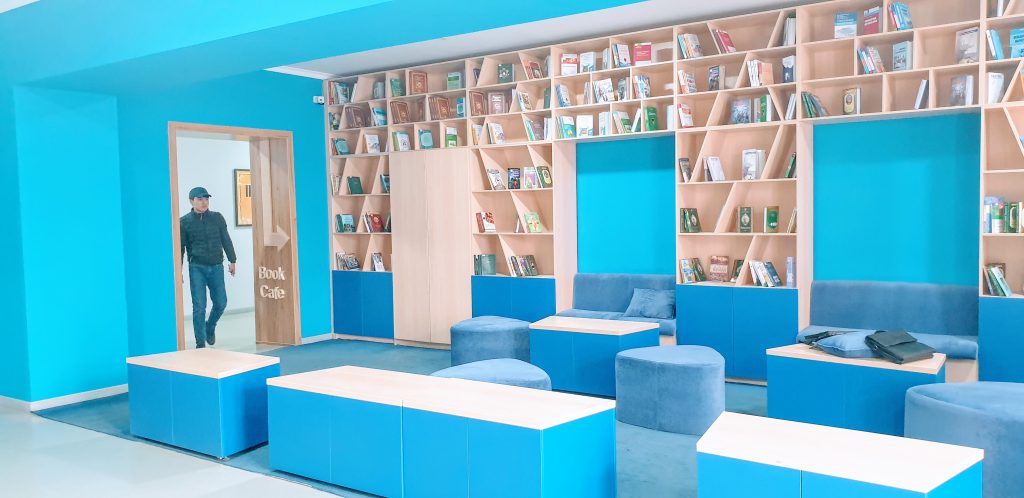 Uzbekistanin ensimmäinen yllätys - Book Cafe