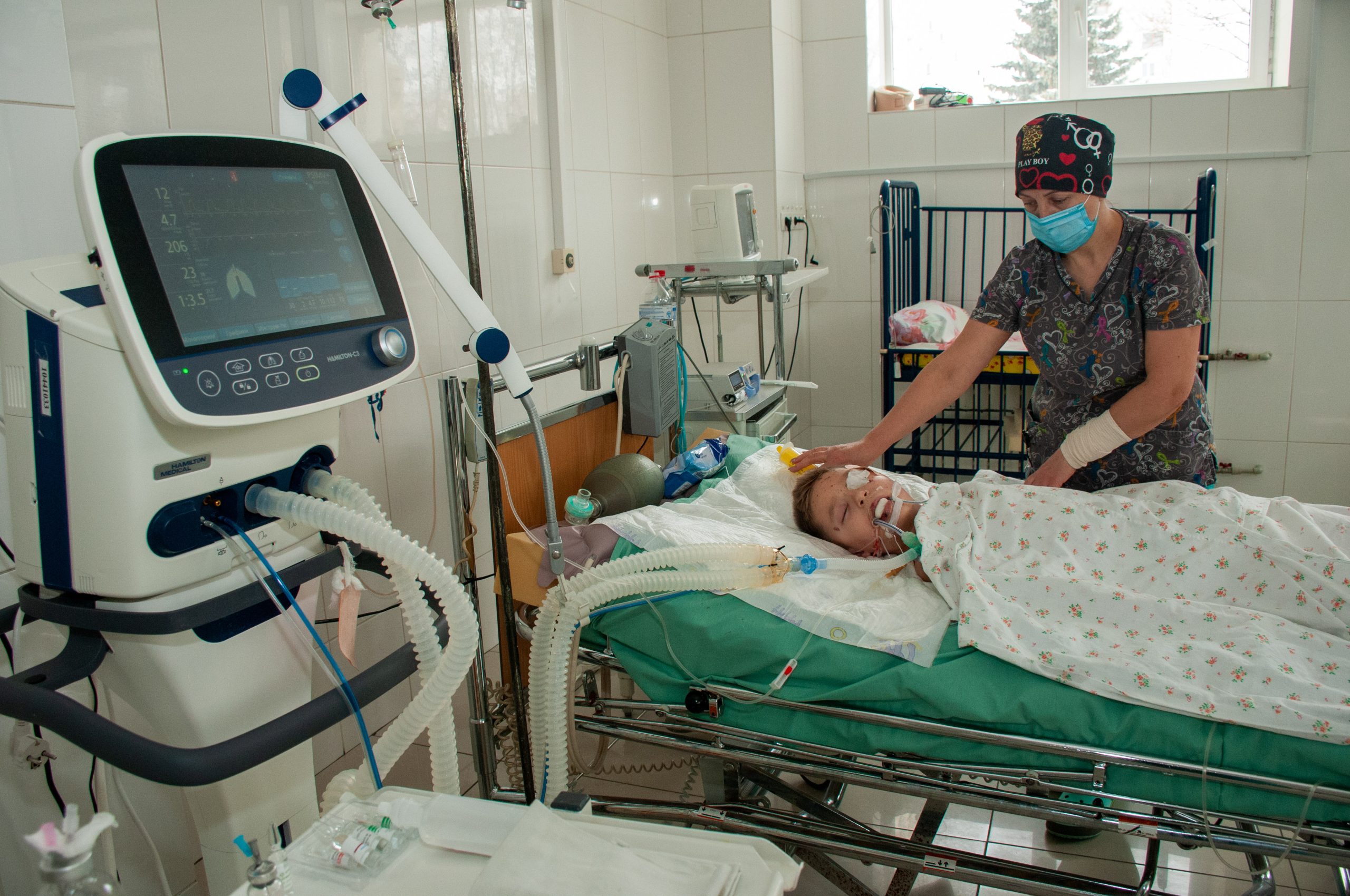 Harkova, Ukraina 10 Maaliskuu, 2022 Kahdeksanvuotias poika Dima, joka loukkaantui seurauksena kuoret, on tehohoidossa Harkov