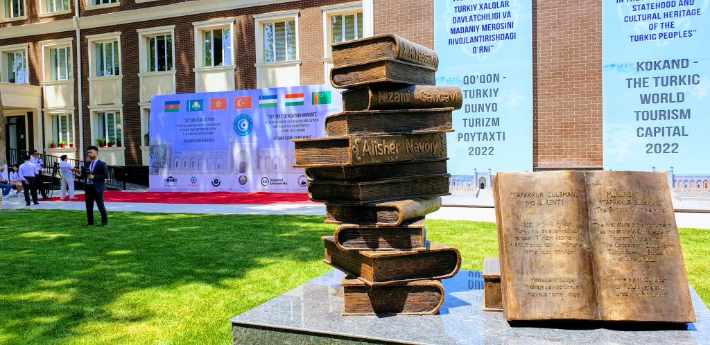 Kansainvälinen konferenssi turkkilaisen maailman kulttuuriperinnöstä Kokandissa, jossa järjestäjänä TURKSOY-yhdistys.