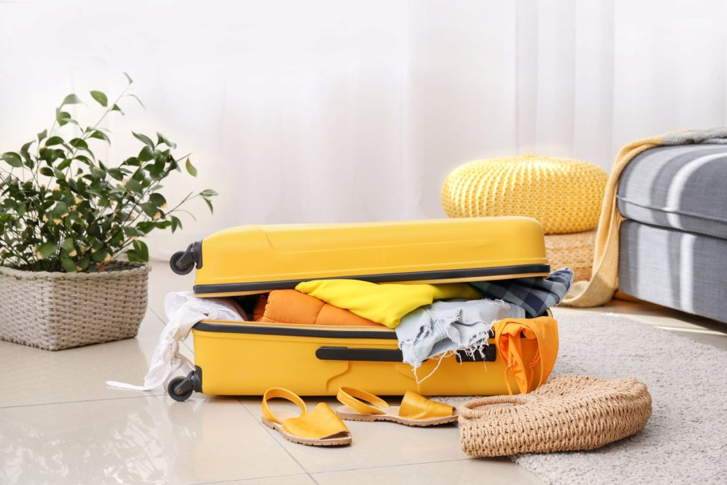 Turhat tavarat pois matkalaukusta - keltainen matkalaukku