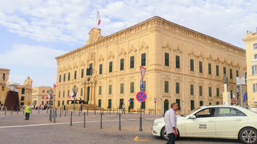 Matkavinkkejä Maltalle - Taksi odottamassa asiakkaita pääministeriön edessä.