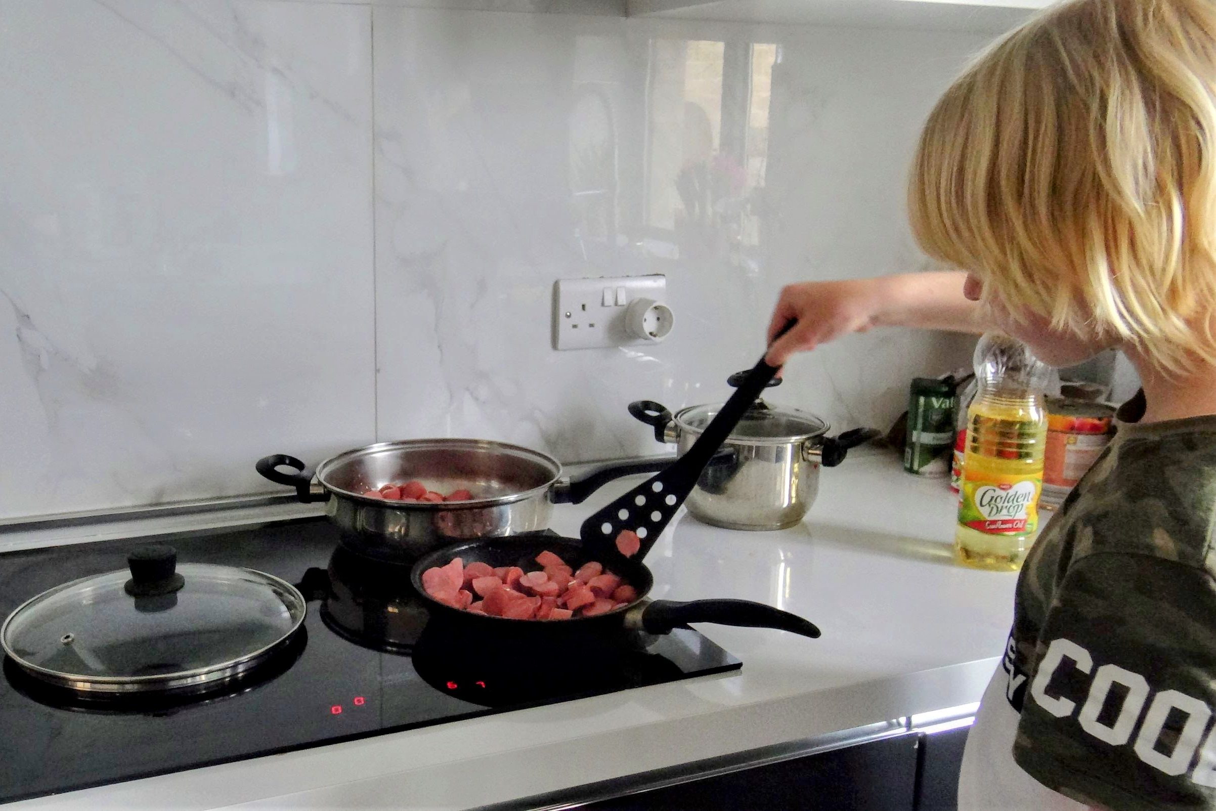 Sadepäivän tekemistä lapsiperheille - kokkaamista - Markus