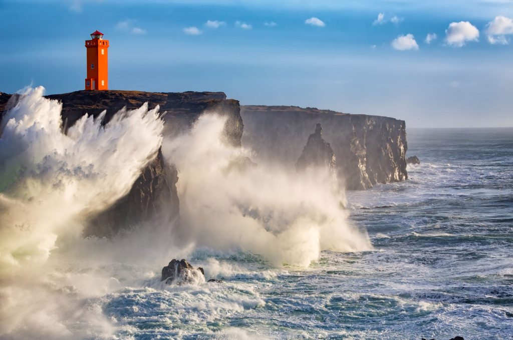 Matkailun trendejä 2024 - aallokko, Svörtuloft Lighthouse majakka, Islanti