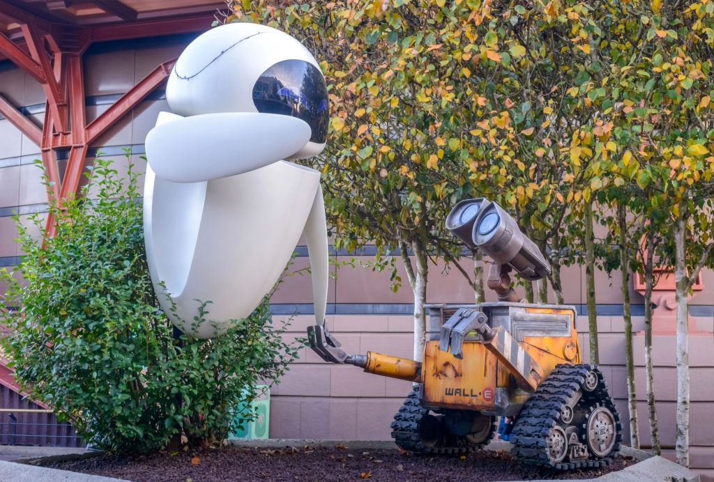 Wall-e and Eve statue in Paris Disneyland