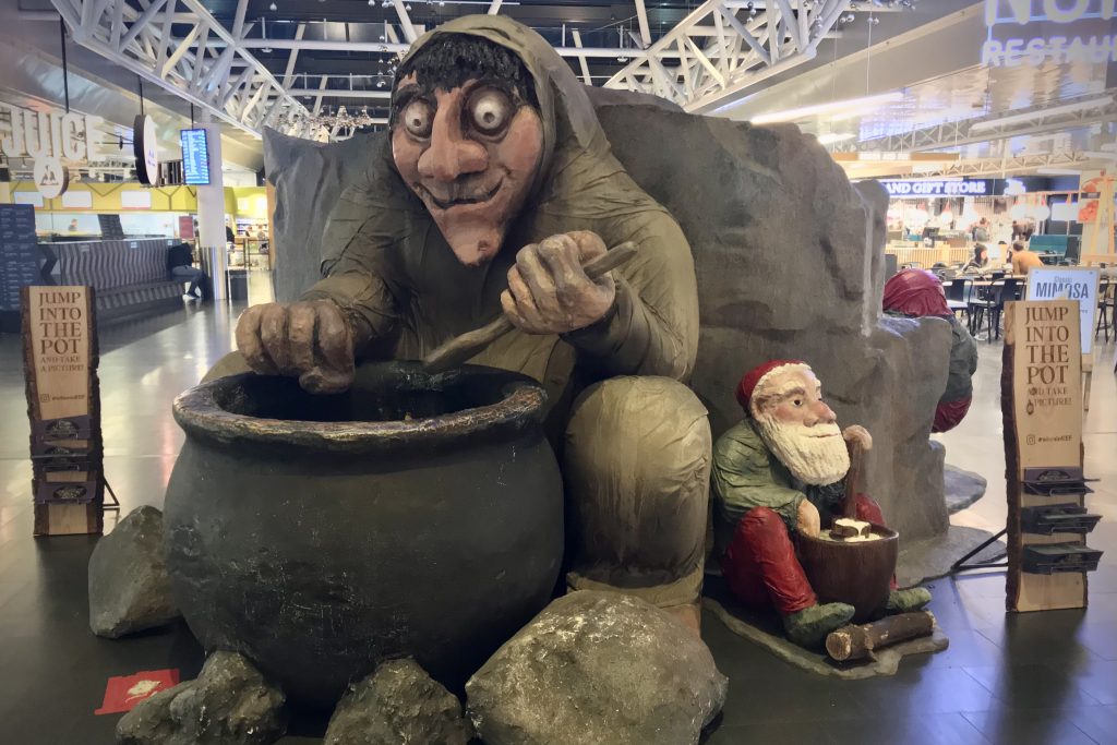 Grýla - jättiläinen. Kuva: Andrii Gladii at Wikimedia Commons for Icelandic Christmas folklore (in Keflavík Airport)